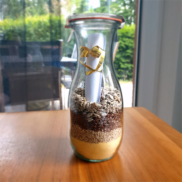 Die Zutaten für das Schwedische Knäckebrot lassen sich auch schön als Geschenk in einer Flasche mit Rezept-Anleitung dekorativ verpacken.