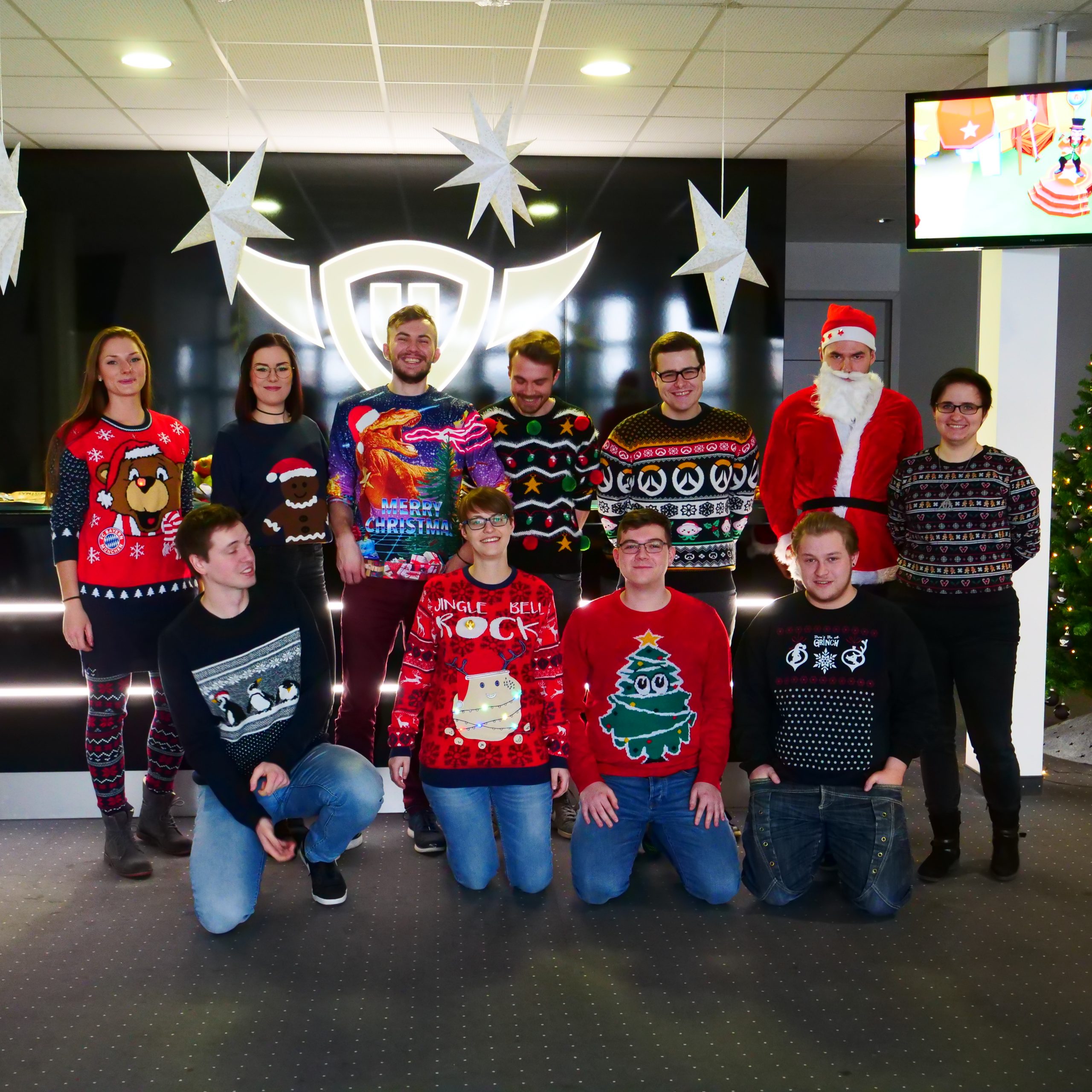 Advent ist auch Ugly Christmas Sweater Zeit bei upjers. 11 Teammitglieder präsentieren ihre schrecklich-schönen Pullover mit aufdringlichen Weihnachtsmotiven.