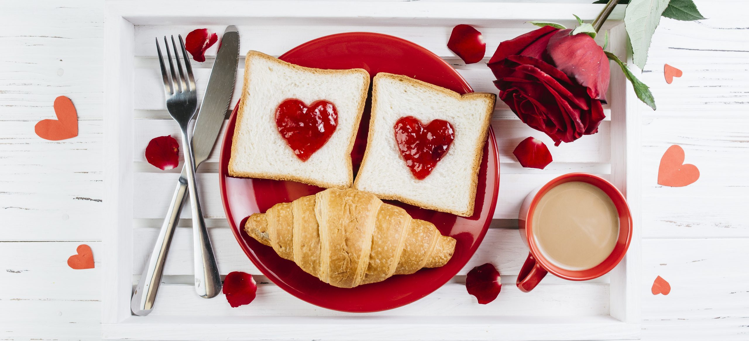 Romantisches Frühstück mit Herztoast, Croissaint und Kaffee